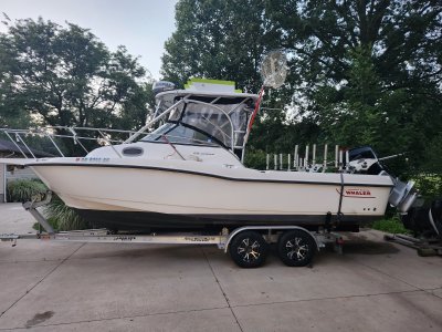 2007 Boston Whaler 235 Conquest 23 ft